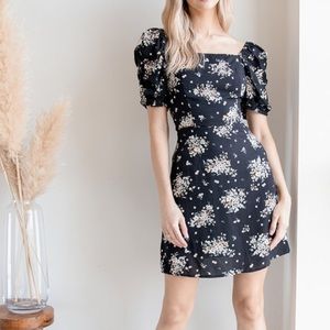 NWT Lulu’s floral puff sleeve dress